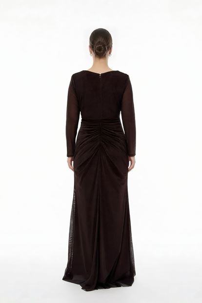 فستان سهرة بني لامع مكشكش بمقاسات كبيرة